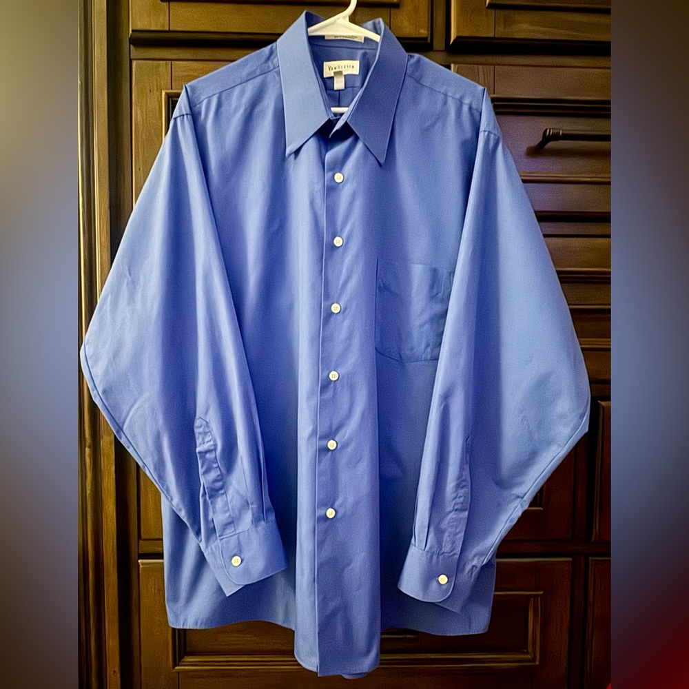 Van Heusen Big/Tall Men’s Button Up Shirt - EUC - Blue - Size XXL (34/35)